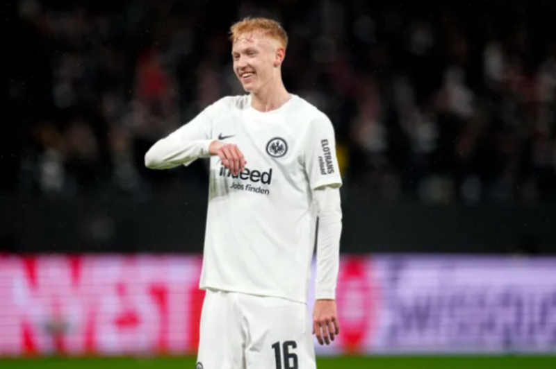 arsenal-san-sang-chi-dam-vi-hugo-larsson